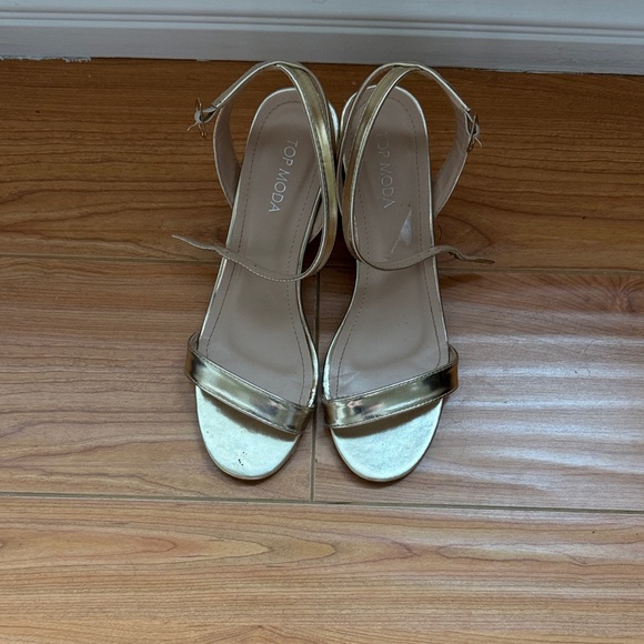 Top Moda Women's Gold Strappy Sandals - Picture 1 of 2